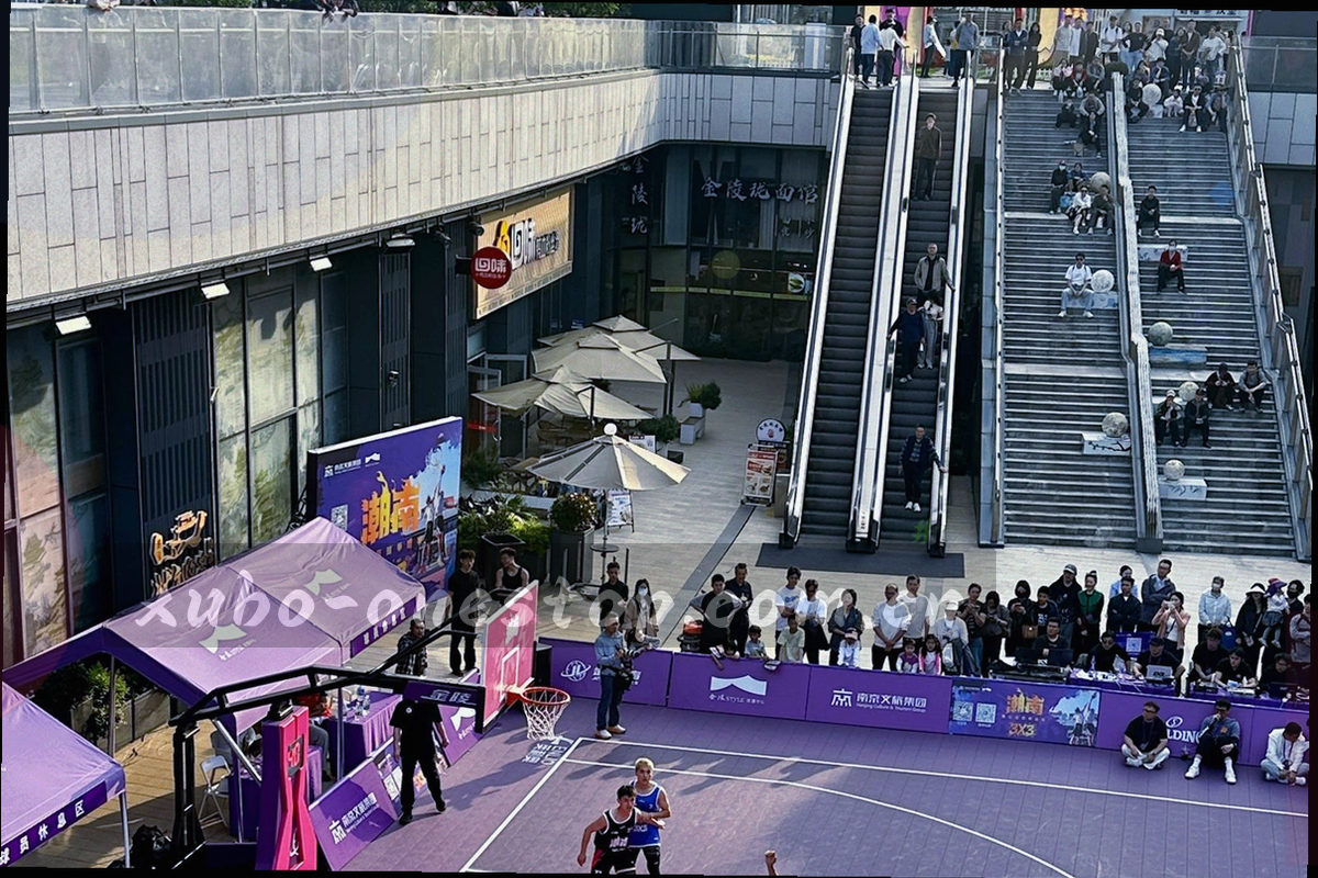 斜向构图的下载箭头与文件卡片抽象画面，箭头后端带橙色光线轨迹，表示资源取用路径
